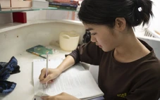 14 tuổi phải bán bánh tráng bịch rồi bán đồ cũ, nữ sinh quyết học để không có đoạn kết buồn