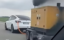 Thực hư video ‘xe Tesla kéo máy phát điện vừa sạc vừa chạy’ hơn 11 triệu lượt xem trên YouTube