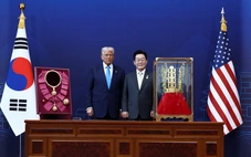 Hàn Quốc tặng ông Trump huân chương cao quý nhất và vương miện vàng