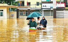 Thầy cô lội nước nấu cơm cho sinh viên giữa tâm lũ Huế
