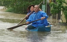 Hình ảnh từ vùng lũ lụt Đà Nẵng: Nước trắng xóa, người dân chèo bè đi lại