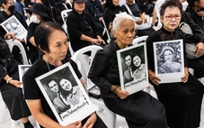 Người dân Thái Lan đổ xô mua quần áo đen để tưởng niệm Vương Thái hậu Sirikit