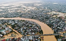 Lũ rút nhưng Đại Nội Huế nhiều nơi vẫn ngập hơn 1m