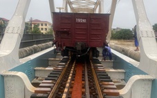 Nước lũ lại dâng, đưa 2 đoàn tàu chở đá 1.100 tấn chống trôi cầu đường sắt trăm tuổi