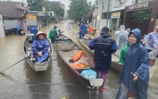 Giá ghe đò cao 'cắt cổ' trong lũ lụt lịch sử ở Huế, công an vào cuộc