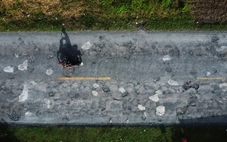 Lạ lùng lấy xi măng đi vá... quốc lộ 1 ở Cà Mau