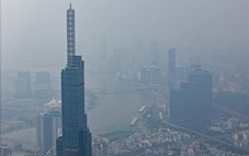 TP.HCM cảnh báo cuối năm bụi mịn tăng cao, yêu cầu 100% công trình phải che chắn, phun nước