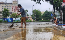 Lũ rút xuống nhanh, người dân TP Huế hối hả dọn bùn non