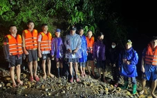 Giải cứu 6 người bị mắc kẹt hai ngày giữa rừng tràm trong lũ lớn