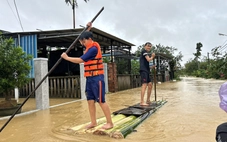 Xã ven sông Thu Bồn ngập 95%, bè chuối thành thuyền vượt lũ của dân