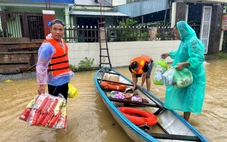 Người dân vùng lũ bên sông Thu Bồn chèo thuyền 3km mua lương thực