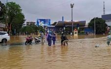 Sản phụ vỡ ối giữa dòng nước lũ ở Huế