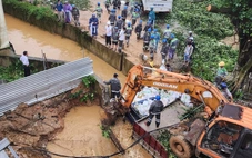 Dùng bao cát chặn kênh Sông Đào, ngăn nước sông Trà Khúc tràn vào trung tâm Quảng Ngãi