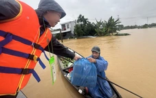 Theo ca nô vào 'rốn lũ' tiếp tế, giúp dân: Đây là lúc dân cần mình nhất!
