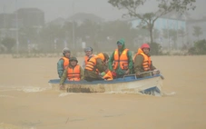 Xót xa 2 người bị nước cuốn trên quốc lộ 1 mà không thể cứu