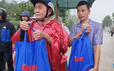 ‘Nghe báo Tuổi Trẻ đến, tôi lội nước ra nhận quà’