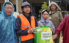 Hàng trăm suất quà cứu trợ của Báo Tuổi Trẻ băng nước lũ đến với bà con vùng ngập sâu