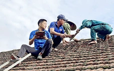 Bà con vùng lũ giúp nhau vượt khó
