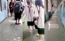 Một trường học tại TP.HCM cứ mưa to là ngập, thầy cô phải tát nước
