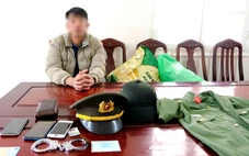 Nam thanh niên dùng trang phục công an, còng số 8 đi dạo phố... cho oai