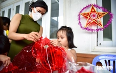 Trang trí lồng đèn, chụp photobooth trong bệnh viện mùa Trung thu yêu thương
