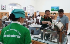 Bệnh viện Quân y 120 trồng rau khí canh, lo bữa ăn miễn phí cho cán bộ, nhân viên