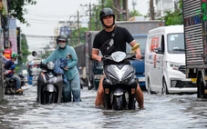 Mưa lớn gây ngập sâu ở TP.HCM, xe chết máy hàng loạt