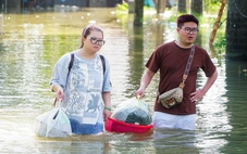 4 ngày sau mưa lớn, người dân phố Nhuệ Giang Hà Nội vẫn phải lội nước ngang bụng