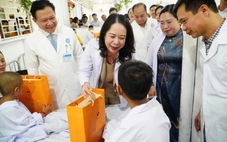Phó Chủ tịch nước thăm tặng quà Tết Trung thu tại Cần Thơ
