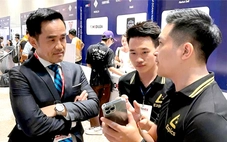 Tay ngang thiết kế hình ảnh truyền thông như chuyên