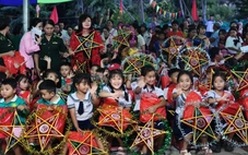 Bộ đội biên phòng mang niềm vui Trung thu đến làng biển Đắk Lắk
