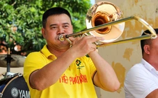 Khán giả Giải bóng đá công nhân, viên chức Việt Nam cổ vũ chuyên nghiệp như V-League