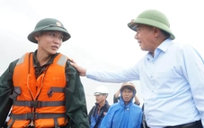 Thường trực Ban Bí thư Trần Cẩm Tú thị sát, động viên bà con vùng lũ, sạt lở ở Đà Nẵng