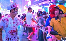 Giới trẻ đổ về Bùi Viện hóa trang cực cháy đêm Halloween