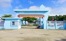 Buộc thôi việc thầy giáo bóp cổ đồng nghiệp