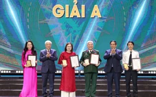 Thủ tướng Phạm Minh Chính trao giải A cho các tác giả đạt giải báo chí phòng, chống tham nhũng