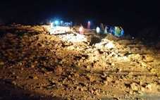 Bộ đội Quân khu 5 băng rừng giữa sạt lở đưa người dân đi cấp cứu