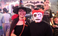 Giới trẻ đổ về Bùi Viện hóa trang cực cháy đêm Halloween