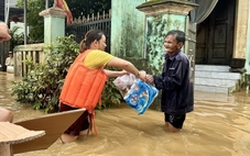 Quà cứu trợ đến với bà con bị lụt cô lập nhiều ngày bên sông Vu Gia