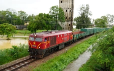 Nước sông Hương xuống dần, tàu 'neo 660 tấn đá' giữ cầu đường sắt Bạch Hổ tạm rút