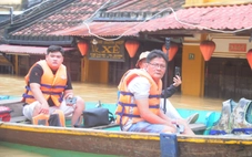 Người nước ngoài và chuyến trải nghiệm ngập lụt lịch sử ở Hội An