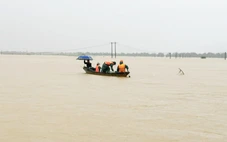 Nước lũ thượng lưu Vu Gia - Thu Bồn xuống chậm, hạ lưu nhà dân vẫn ngập trên 1m