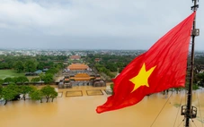 Huế hửng nắng sau nhiều ngày mưa trắng trời, người dân tranh thủ dọn bùn non sau lũ