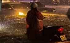 Mưa lớn kéo dài 4 giờ làm nhiều tuyến đường ở Phú Quốc ngập cục bộ, xe chết máy la liệt