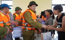 Phó thủ tướng Mai Văn Chính ngồi thuyền vào động viên bà con vùng lũ Quảng Trị