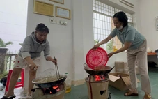 Giữa lũ về cuồn cuộn, người Quảng Ngãi vẫn rim cá gửi rốn lũ Đà Nẵng