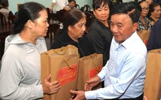 Thường trực Ban Bí thư Trần Cẩm Tú thăm người dân vùng mưa lũ Huế