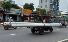 Nhiều xe ba gác, xe lôi tự chế chở tôn, sắt thép dài gấp 3 thân xe vẫn chạy ngoài đường