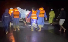 Xuyên đêm vượt 20km khiêng 3 người bị thương do sạt lở đất đi cấp cứu