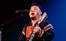 Con trai NSND Y Moan hát 'Xôn xang mênh mang cao nguyên Đắk Lắk' ở TP.HCM
